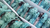 Pecinta manis dan mint chocolate pasti suka ini! Kue macaroon hijau dengan isian krim mint chocolate lezat. Foto: thekrazemag.com