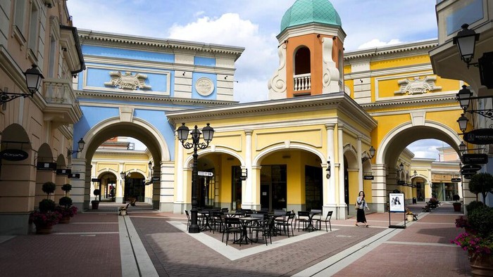 Mal di Rusia Nyaris Kosong Melompong Ditinggal Perusahaan Barat A woman walks at an almost empty shopping center with many shops closed due to sanctions, in St. Petersburg, Russia, Wednesday, June 1, 2022. Many Western retailers have left Russia after the start of a military action in Ukraine. (AP Photo/Dmitri Lovetsky)