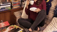 Malika yang kalem dan elegan, rupanya penggemar berat kopi. Punya hobi membaca buku, tak lengkap jika dirinya tidak ditemani segelas kopi. Foto: Instagram @malika.bstr