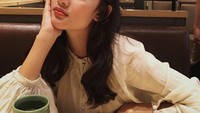 Hobi makan sushi, dirinya pernah mengunggah fotonya usai makan sushi di salah satu restoran sushi terkenal. Lengkap dengan segelas teh ocha khas Jepang. Foto: Instagram @malika.bstr