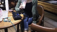 Berpenampilan sederhana, Malika hobi habiskan waktunya di kafe dengan teman-temannya. Dari beberapa sumber, Malika disebut memiliki profesi sebagai wanita karir. Foto: Instagram @malika.bstr