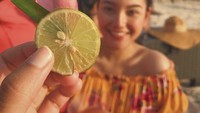Liburan di Bali, Malika pamer foto dirinya menikmati cocktail buah segar dengan irisan jeruk sebagai hiasannya. Foto: Instagram @malika.bstr