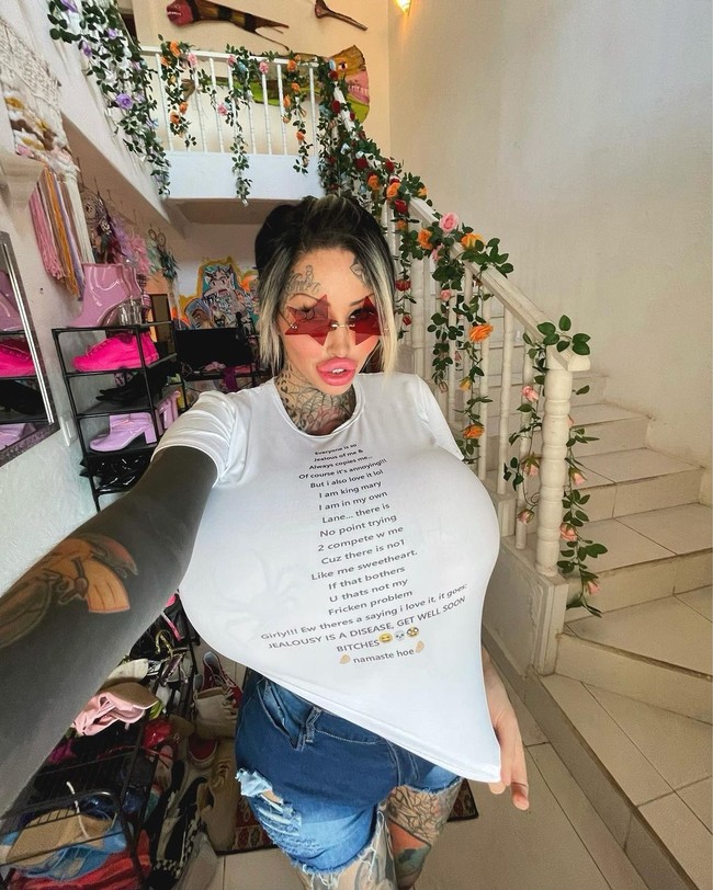 Dia pernah tampil dengan implan payudara yang sangat besar, berukuran 38J. Hingga salah satu dada palsunya itu meledak. Mary kemudian melakukan operasi darurat dengan mengeluarkan implan 9 kg dan menyesuaikan dengan tubuhnya.  Foto: Firdaus Anwar/detikhealth