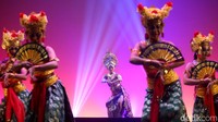 Sejumlah penari tampil pada pementasan Pagelaran Sabang Merauke Premiere With Live Peformance di Djakarta Theater, Jakarta, Kamis (2/6/2022).