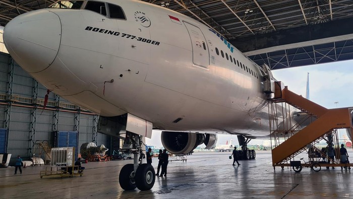 Sejumlah persiapan dilakukan jelang keberangkatan jamaah calon haji Indonesia. Salah satunya yakni memeriksa mesin pesawat yang akan digunakan untuk armada haji
