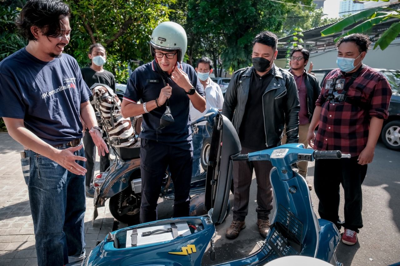 Menparekraf Sandiaga Uno menjajal skuter konversi listrik Elettrico buatan Elders Garage
