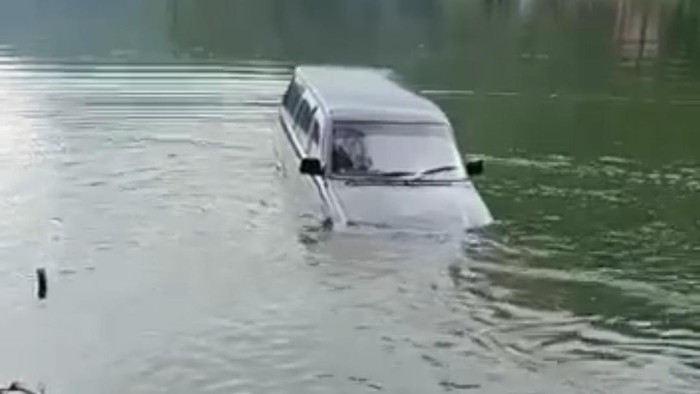 mobil kijang tenggelam di telaga ngebel