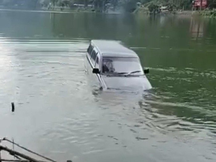 mobil kijang tenggelam di telaga ngebel
