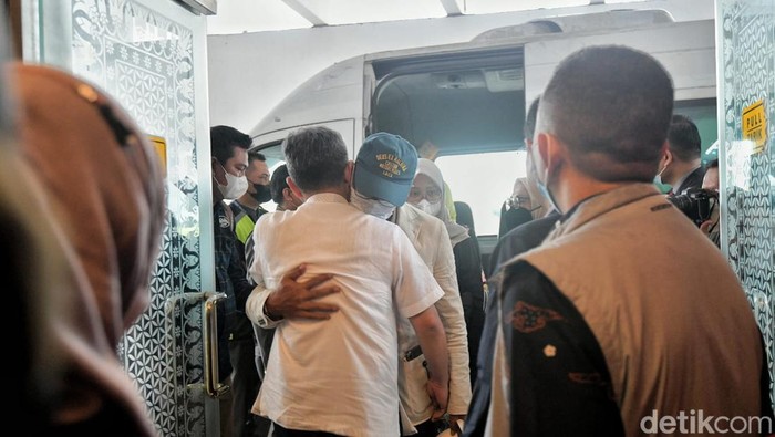 Momen kedatangan Ridwan Kamil dan keluarga dari Swiss
