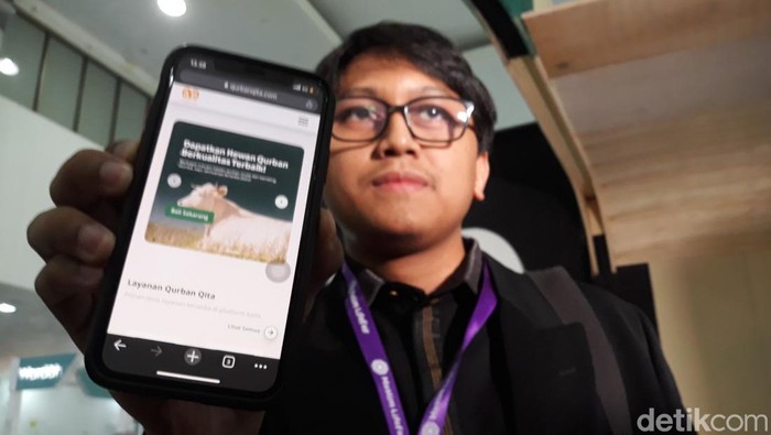 Muhammad Alvinal Almira saat menunjukkan situs jual beli hewan ternak dengan menerapkan sistem zonasi untuk meredam penyebaran PMK, Jumat (3/6/2022).