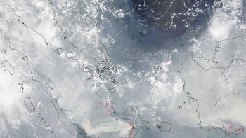 Asap membumbung tinggi di Indonesia dari kebakaran pertanian pada Oktober 2015. Citra satelit berwarna alami ini dikumpulkan oleh Moderate Resolution Imaging Spectroradiometer (MODIS) di atas satelit Terra pada 24 Oktober 2015. Foto: NASA