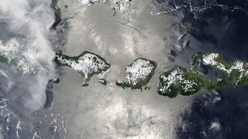 1 November 2016, satelit NASA melewati Indonesia. Moderate Resolution Imaging Spectroradiometer (MODIS) mengabadikan warna cantik citra gelombang soliter internal nonlinier samudera dari Selat Lombok. Foto: NASA