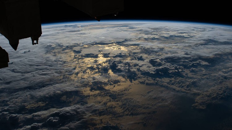 Penampakan Indonesia dari jepretan di luar angkasa. Benar-benar mind-blowing!