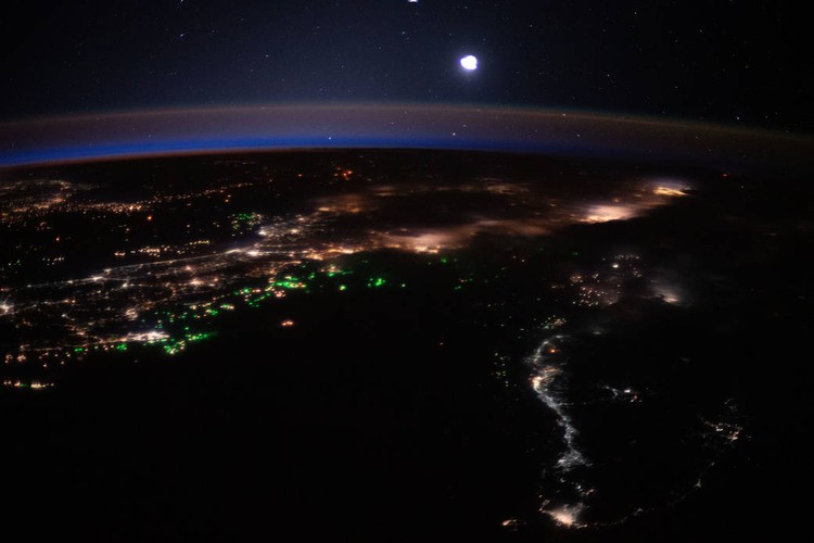 NASA Indonesia Penampakan Indonesia dari jepretan di luar angkasa. Benar-benar mind-blowing!