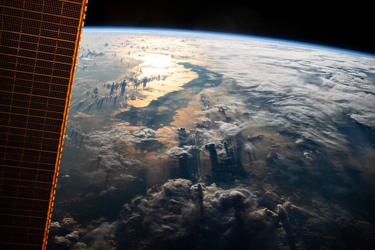NASA Indonesia Penampakan Indonesia dari jepretan di luar angkasa. Benar-benar mind-blowing!