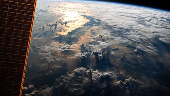 The International Space Station (ISS) terbang setinggi 255 mil (410 km) di atas Indonesia, pancaran sinar matahari dari Laut Sulawesi di Asia Tenggara terlihat jelas. Foto: NASA
