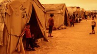 Tenda-tenda pengungsi juga tidak melindungi mereka secara maksimal dari butiran debu dan pasir. (Anas Alkharboutli/Getty Images)