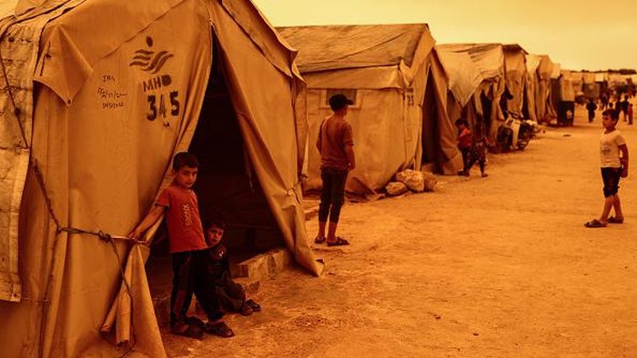 02 June 2022, Syria, Idlib City: Children play outside their tents at a camp for displaced people during a sandstorm hitting the Idlib Province. Photo: Anas Alkharboutli/dpa (Photo by Anas Alkharboutli/picture alliance via Getty Images)