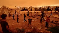 Bagi para pengungsi Suriah di kamp pengungsian, badai pasir menjadi masalah tambahan untuk mereka. (Anas Alkharboutli/Getty Images)