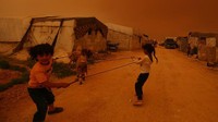 Banyak pengungsi yang tidak dapat bernapas dengan baik terutama anak-anak. (Abdulaziz Ketaz/AFP)