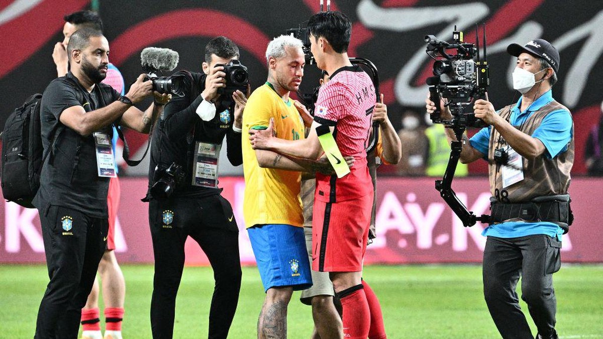 Son dan Neymar. Foto: AFP via Getty Images/ANTHONY WALLACE