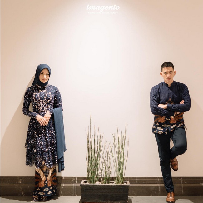 Citra Kirana dan Rezky Aditya tampil kompak dengan balutan busana serba navy. Rezky memakai batik yang motifnya senada dengan rok lilit Citra Kirana. Keduanya terlihat serasi. Warna navy menjadi favorit pasangan yang ingin mengadakan acara lamaran karena wajah tidak terlihat pucat dan bisa menambah kesan elegan. Foto: Dok. Instagram @thereal_rezkyadhitya.