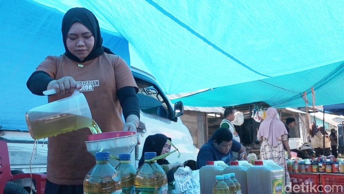 Pedagang minyak goreng curah di Polman, Sulbar.