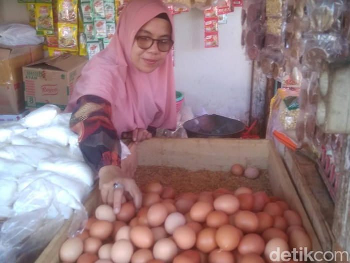 Pedagang telur ayam di Cianjur.