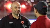 Pelatih PSM, Bernardo Tavares disambut Mantan Komisaris Utama PT PSM, Sadikin Aksa. Foto: Dok. PSM Makassar/Adhiaksa Mursalim