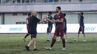 Pelatih PSM, Bernardo Tavares bersalaman dengan Striker PSM, Everton Nascimento usai pertandingan. Foto: Dok. PSM Makassar/Adhiaksa Mursalim