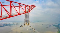 Sebanyak 24 kabel listrik berbobot sekitar 410 ton akan dibentangkan melintasi sisi sungai selebar 2 km dan dipasang di atas jalur air tersibuk di China.