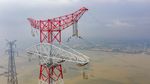 Tengok Aksi Berani Para Jawara di Menara SUTET Tertinggi Dunia