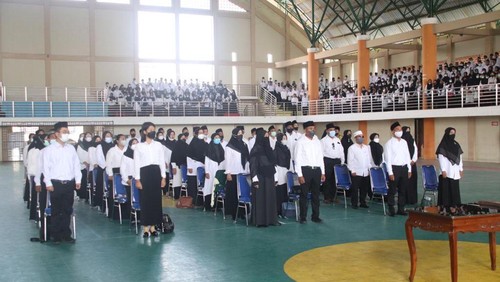 Pemberian SK kepada 1.078 peserta PPPK tahun 2021 di Lombok Barat, Nusa Tenggara Barat.