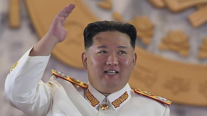 Pemimpin Korea Utara Kim Jong-Un FILE - In this photo provided by the North Korean government, North Korean leader Kim Jong Un, center, watches a military parade to mark the 90th anniversary of North Koreas army at the Kim Il Sung Square in Pyongyang, North Korea on April 25, 2022. Kim sent a letter congratulating Queen Elizabeth II and the British people for her 70 years on the throne, the Norths Foreign Ministry said Thursday, June 2, 2022. Independent journalists were not given access to cover the event depicted in this image distributed by the North Korean government. The content of this image is as provided and cannot be independently verified. Korean language watermark on image as provided by source reads: KCNA which is the abbreviation for Korean Central News Agency. (Korean Central News Agency/Korea News Service via AP, File)