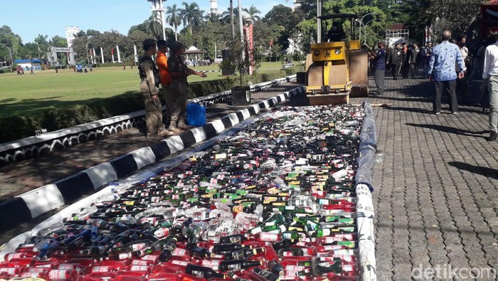 Pemkab Bogor memusnahkan ribuan botol minuman keras berbagai jenis dan merek. Jumlah miras yang mencapai 2.500 botol itu hasil operasi Satpol PP. (M Sholihin/detikcom)