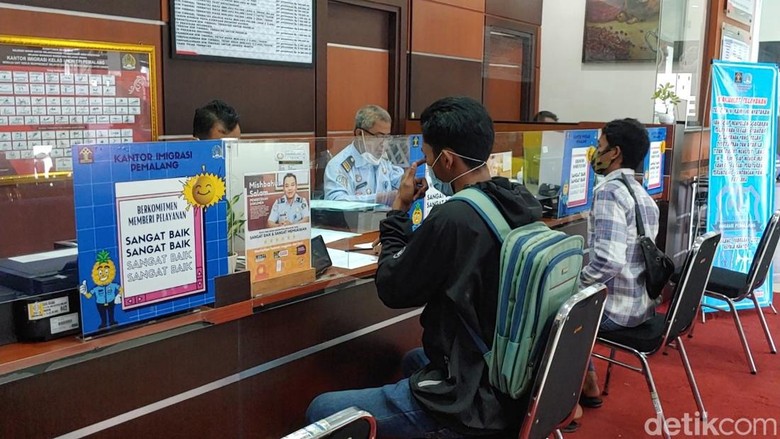 Pemohon paspor di Kantor Imigrasi Kelas 1 Non TPI Pemalang di Kota Pekalongan, Jumat (3/6/2022).
