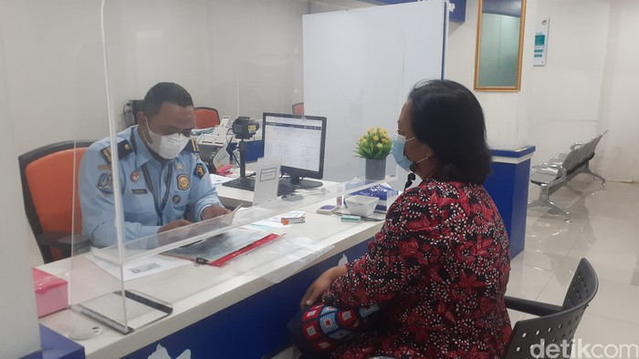 Pemohon paspor di Kantor Imigrasi Kelas I A Semarang, Jalan Siliwangi, Semarang, Kamis (2/6/2022).