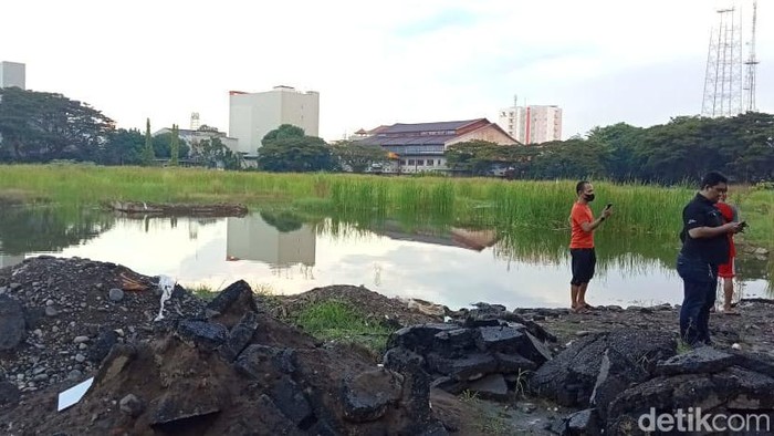 Pemuda di Makassar ditemukan tewas tenggelam di kubangan bekas Stadion Mattoanging, Makassar (detikSulsel/Muh Ishak Agus).