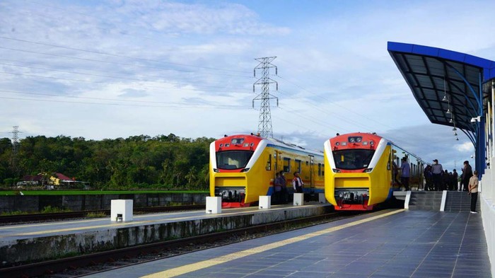 Pengerjaan jalur kereta api pertama di Pulau Sulawesi terus digenjot. Begini penampakan terkininya.