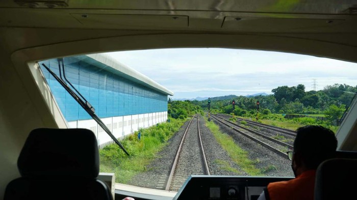 Pengerjaan jalur kereta api pertama di Pulau Sulawesi terus digenjot. Begini penampakan terkininya.