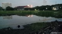 Tampak kubangan bekas galian Stadion Mattoanging dipasangi garis polisi buntut kasus meninggalnya korban. (Foto: detikSulsel/Muh Ishak Agus).