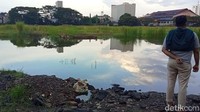 Warga tak hanya memprotes karena kubangan bekas galian ini tidak ditimbun, kubangan ini juga disindir karena sudah mirip danau. (Foto: detikSulsel/Muh Ishak Agus).