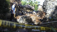Longsor yang terjadi pada Kamis sore (2/6) tersebut dipicu hujan deras serta dinding pembatas yang tidak kuat menahan debit air dari seberang kali.  
