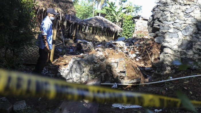 Hujan deras menyebabkan longsor di rumah makan yang berada di Sawangan, Depok, Jawa Barat. Akibatnya, dua orang meninggal dan satu orang lainnya terluka.