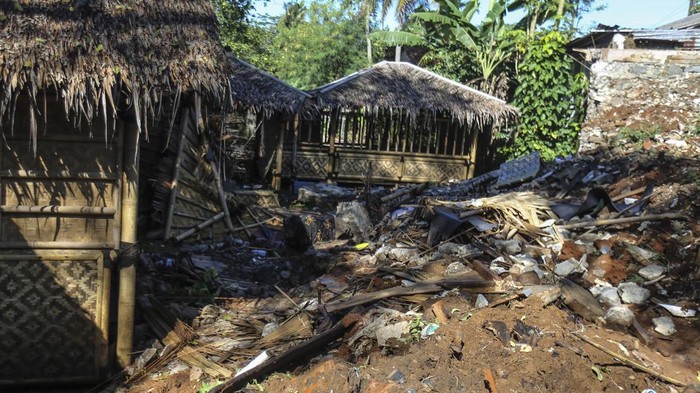 Hujan deras menyebabkan longsor di rumah makan yang berada di Sawangan, Depok, Jawa Barat. Akibatnya, dua orang meninggal dan satu orang lainnya terluka.