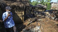 Petugas memeriksa kondisi longsor yang menimpa tempat makan di Saung Tiga, Sawangan, Depok, Jawa Barat, Jumat (3/6/2022).