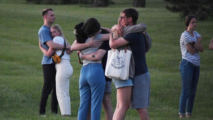 Penembakan Maut Terjadi Lagi di AS, 3 Orang Tewas Survivors hugs their family members and friends at the Cornerstone Baptist church parking lot after a shooting outside the church in Ames, Iowa, U.S. June 2, 2022. Picture taken June 2, 2022. Nirmalendu Majumdar/USA Today Network via REUTERS. NO RESALES. NO ARCHIVES. MANDATORY CREDIT