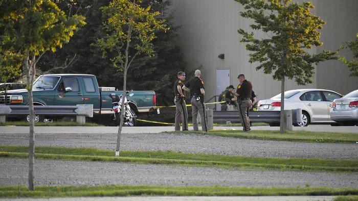 Penembakan Maut Terjadi Lagi di AS, 3 Orang Tewas People console each other after a shooting at Cornerstone Church on Thursday, June 2, 2022 in Ames, Iowa. Two people and a shooter died Thursday night in a shooting outside a church in Ames, authorities said. (Nirmalendu Majumdar/The Des Moines Register via AP)