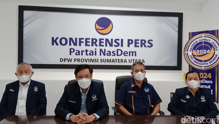 Pengurus NasDem Sumut saat konferensi pers di Medan