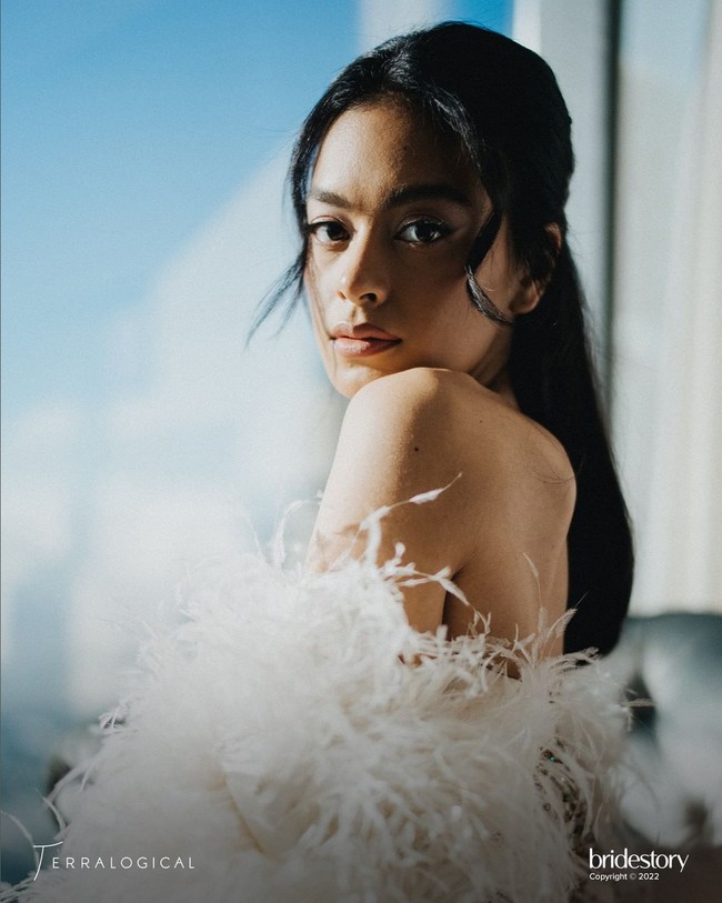 Wajah Eva Celia yang cantik nan eksotis dipulas riasan tipis hasil tangan makeup artist Aditya. Foto: Instagram/@thebridestory